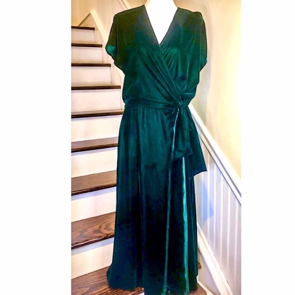 RALPH LAUREN Emerald Green Velvet Wrap Tie Waist Short Sleeve Gown Size 10 NWT - www.armafbd.com RALPH LAUREN Emerald Green Velvet Wrap Tie Waist Short Sleeve Gown Size 10 NWT - www.armafbd.com